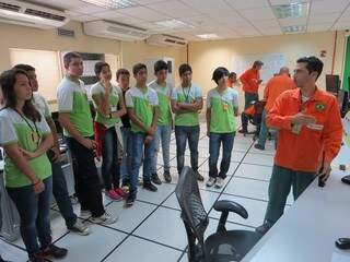 Estudantes percorreram o parque gerador e conheceram a sala de controle.(Foto: Divulgação / UTE LCP)