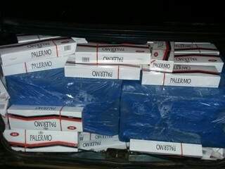 Os cigarros da marca Palermo estavam espalhados sobre o banco traseiro e porta-malas. (Foto: Divulgação PRF) 