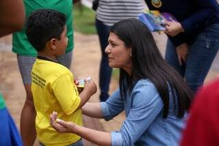 Rose fala com criança moradora do Residencial Celina Jallad. (Foto: Divulgação/Assessoria)