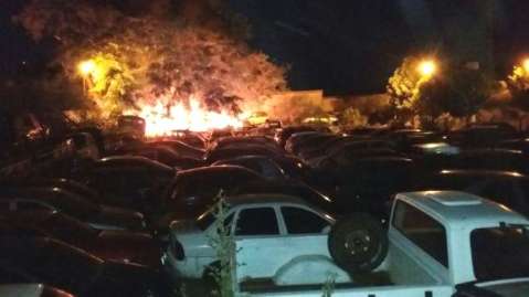 Pelo menos 20 carros são destruídos durante um incêndio em pátio de Delegacia
