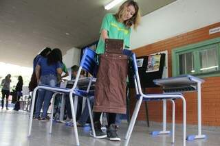 Alunos votam na escola Joaquim Murtinho, que atualmente conta com 4 mil estudantes. (Foto:Marcos Ermínio) 
