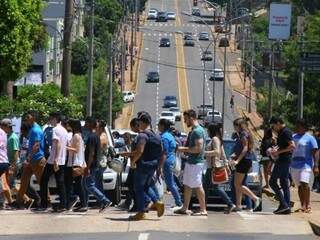Movimentação de candidatos chegando para prova do Enem, em Campo Grande, em novembro passado (Foto: Marcos Ermínio / Arquivo)