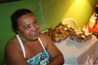 Dona Maria vende pão caseiro e já ensaia para cantar Alcione no próximo sarau. 