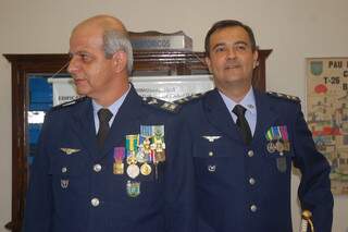 Alfarone deixa Base Aérea após dois anos e John Kennedy Menescal (direita)assume o comando. (Foto: Simão Nogueira)