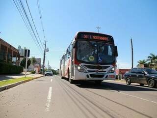 Ônibus da linha Moreninhas na avenida Afonso Pena, em Campo Grande. (Foto: Marcos Ermínio/Arquivo).