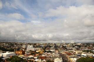 Tempo nublado e com possibilidade de chuva em Campo Grande. (Foto: Marcos Ermínio)