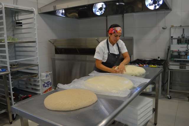 Nova pizzaria tem massa com 48h de fermenta&ccedil;&atilde;o natural para comer com as m&atilde;os