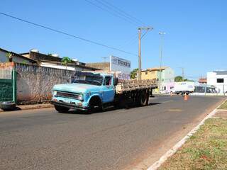 Roda dianteira esquerda de caminhão se soltou na avenida Manoel da Costa Lima (Foto: Rodrigo Pazinato)