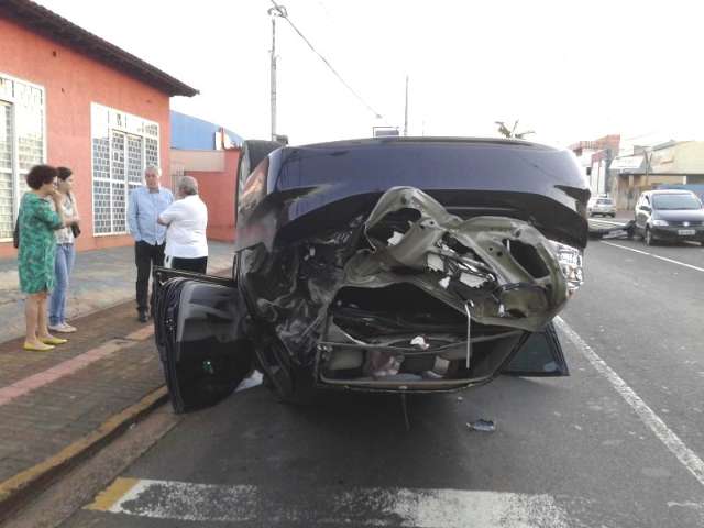 Ve&iacute;culo capota ap&oacute;s atingir outro na avenida Zahran durante a madrugada