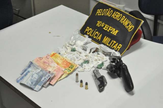 Dupla &eacute; presa em flagrante com droga, dinheiro e arma no bairro Campo Nobre