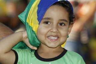 Criançada capricha para a festa brasileira. (Fotos: Cleber Gellio)