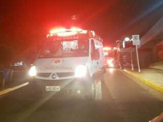 Ambulância do Samu entrando na Santa Casa. (Foto: Direto das Ruas)