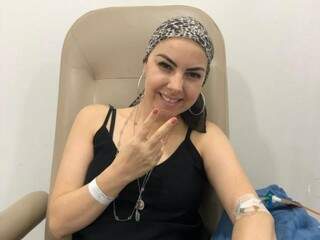 Cláudia durante o processo de quimeoterapia no hospital (Foto: Arquivo pessoal)