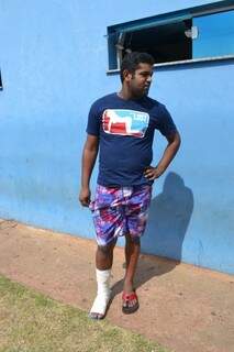 Desde sábado, Cristian Araújo não consegue descobrir se quebrou o pé por flata de aparelho de raio-X. (Foto:Simão Nogueira)