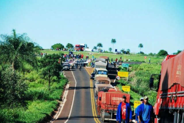  Ap&oacute;s protesto de cinco horas e meia, sem-terra liberam BR-163 e a MS-487 