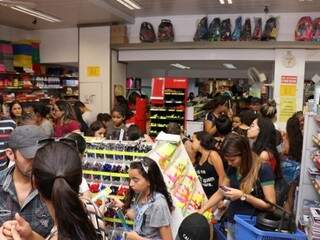 Loja cheia de clientes que foram em busca de materiais escolares neste sábado (Foto: Henrique Kawaminami)