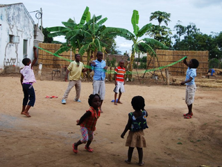 As crianças atendidas na creche desenvolvem atividades lúdicas e participam de ações esportivas e culturais. 