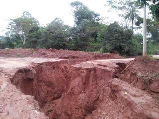 Erosão causada pelas chuvas no distrito de Morumbi. (Foto: Defesa Civil)