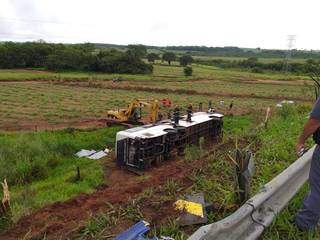 O acidente aconteceu no trevo de acesso a Mirandópolis (SP); conforme apurou o jornal de Andradina, o veículo fazia uma conversão quando saiu do controle e passou direto pelo guard-rail (Foto: Agora Região)