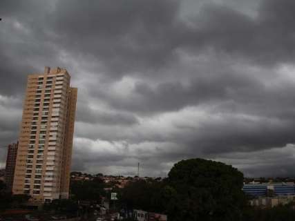 Céu fica preto em Campo Grande no meio da tarde e anuncia chuva