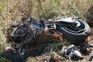 Moto ficou destruída após ser atingida por caminhão.