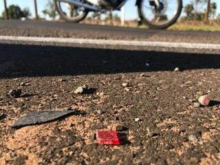Nesta manhã ainda era possível encontrar pedaços da moto pelo asfalto  (Foto: Ronie Cruz) 