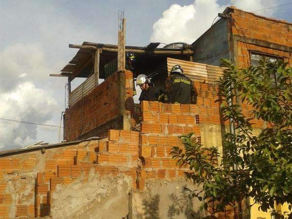 Bombeiros atendem inc&ecirc;ndio em sobrado no bairro S&atilde;o Conrado