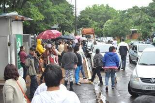 Sob chuva, servidores fazem manifestação na Secretaria de Educação (Foto: Marcelo Calazans)