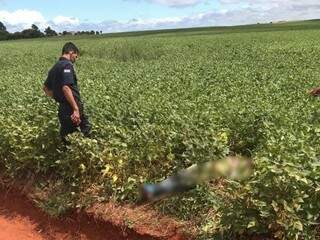 Corpo foi encontrado às margens da estrada vicinal na divisa do Paraguai com Mato Grosso do Sul. (Foto: Porã News)