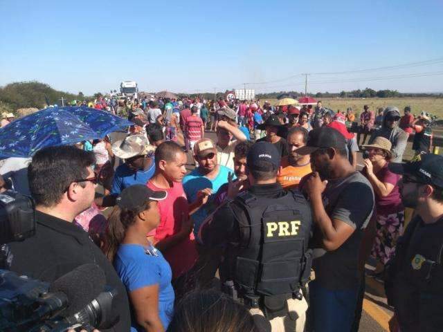 Moradores bloqueiam anel vi&aacute;rio e provocam congestionamento de 6 km 
