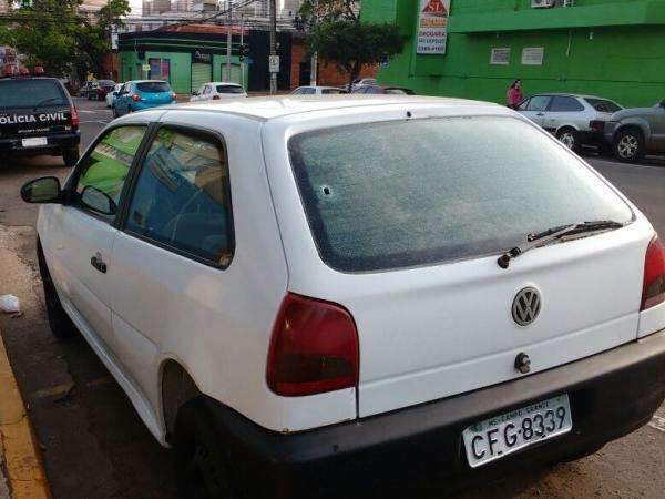Dupla assalta jovens na sa&iacute;da de faculdade e &eacute; presa ap&oacute;s tiro da pol&iacute;cia