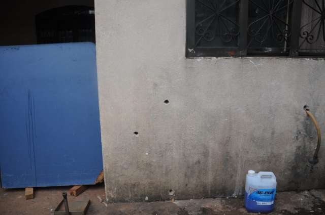 &ldquo;Pensei que fosse bombinha&rdquo;, diz morador que teve casa alvejada