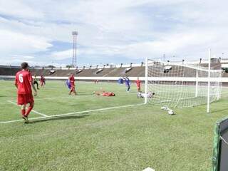 Lance do segundo gol do Costa Rica no Morenão (Foto: Kísie Ainoã)