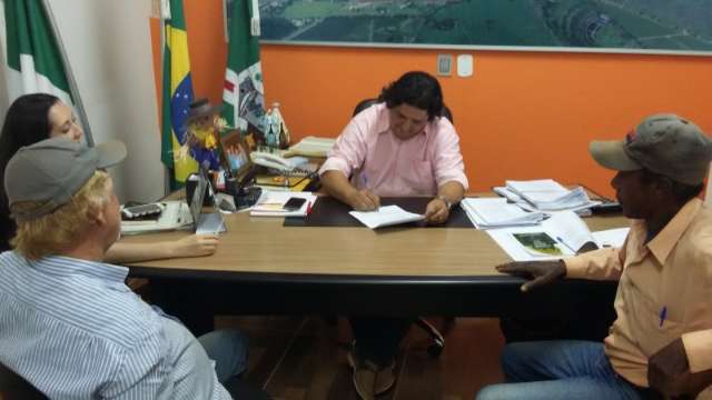 Mesmo &ldquo;na crise&rdquo;, prefeito assina ordem de servi&ccedil;o para asfalto na periferia
