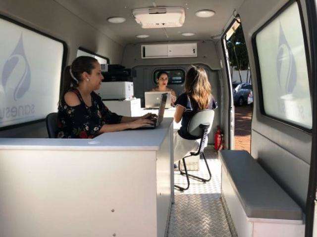 Equipe m&oacute;vel da Sanesul ajuda clientes a solicitar servi&ccedil;os e negociar d&eacute;bitos