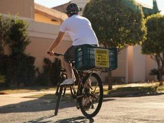 O jovem faz todo o processo de coleta e entrega de bicicleta, mais uma forma de evitar poluição. (Foto: João Paulo Gonçalves)