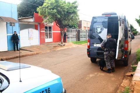 Operação prende oito traficantes, celulares, televisores e farda do Exército