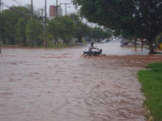 Apesar dos vários pontos de alagamento, não houve nenhuma vítima nas inundações. (Guta Rufino/Perfil News)