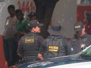 Policiais do Gaeco e da PM em revendedora de gás em Nova Andradina (Foto: Luis Gustavo/Jornal da Nova)