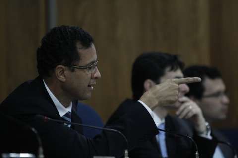 Desprestigiado e acuado, Júlio Cesar abandona sessão do Conselho da OAB