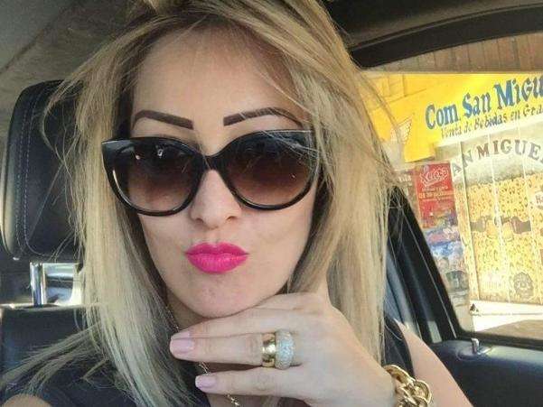 Brasileira &eacute; executada com tiros de pistola 9 mm e na frente dos filhos