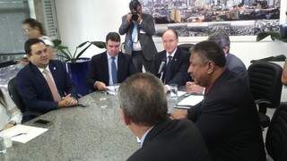 O secretário de Governo, Eduardo Riedel, reunido com os deputados na AL para debater a reforma administrativa (Foto: Leonardo Rocha)