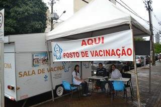 Ponto de imunização montado na  Rua Barão do Rio Branco teve pouca procura na manhã de hoje. (Foto: Simão Nogueira)