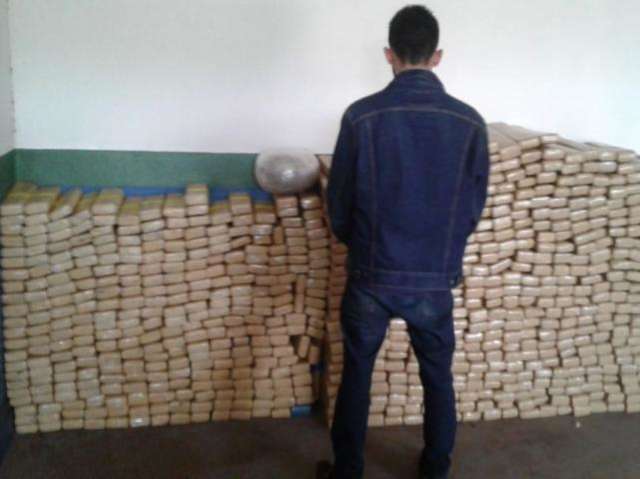Paulistano &eacute; preso pela PMA com 812 quilos de maconha na MS-480