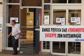 Faixas e cartazes foram fixadas em frente as agências para protestar contra as demissões do banco (Foto: Rodrigo Pazinato)