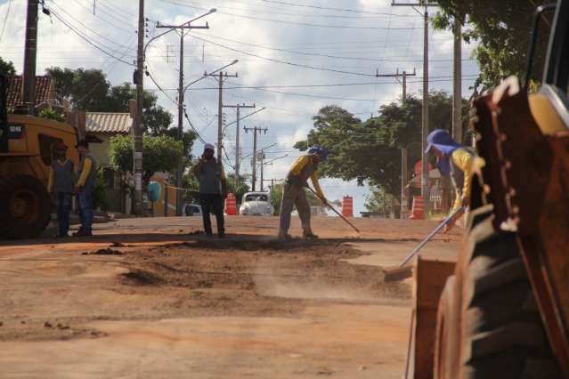 Prefeitura tapa buraco de rua que &#039;engoliu&#039; caminh&atilde;o e inicia obras de drenagem 