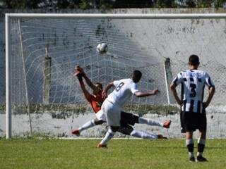 Alberto bate pênalti e faz segundo gol do Galo no jogo (Foto: Noé Faria)