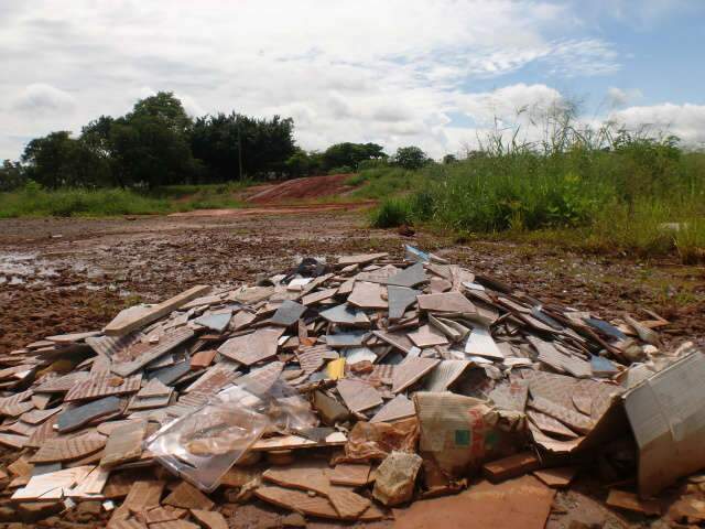  Mato, entulho e eros&atilde;o tomam conta de pista de motocross