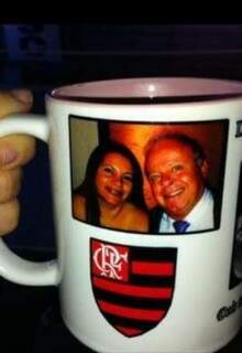 A foto do casal foi parar na xícara do Flamengo e está guardada na casa onde mora (Foto: Arquivo pessoal)