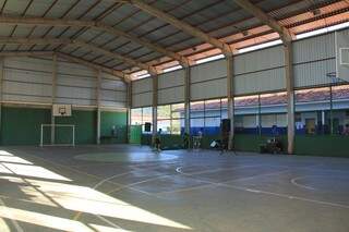 Cobertura de quadra de esportes inaugurada no quilombola Furnas do Dionísio em Jaraguari (Foto: Agesul/Divulgação)